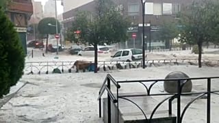 Unwetter in Madrid: Weggeschwemmte Autos und eine dicke Eisschicht