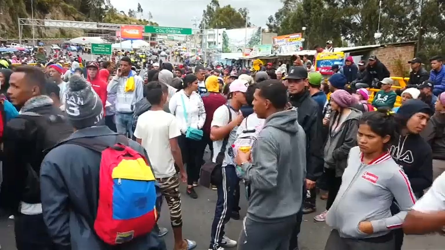 Cientos de venezolanos bloquean un paso fronterizo entre Colombia y Ecuador