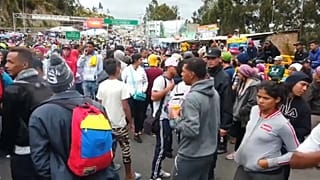 Cientos de venezolanos bloquean un paso fronterizo entre Colombia y Ecuador