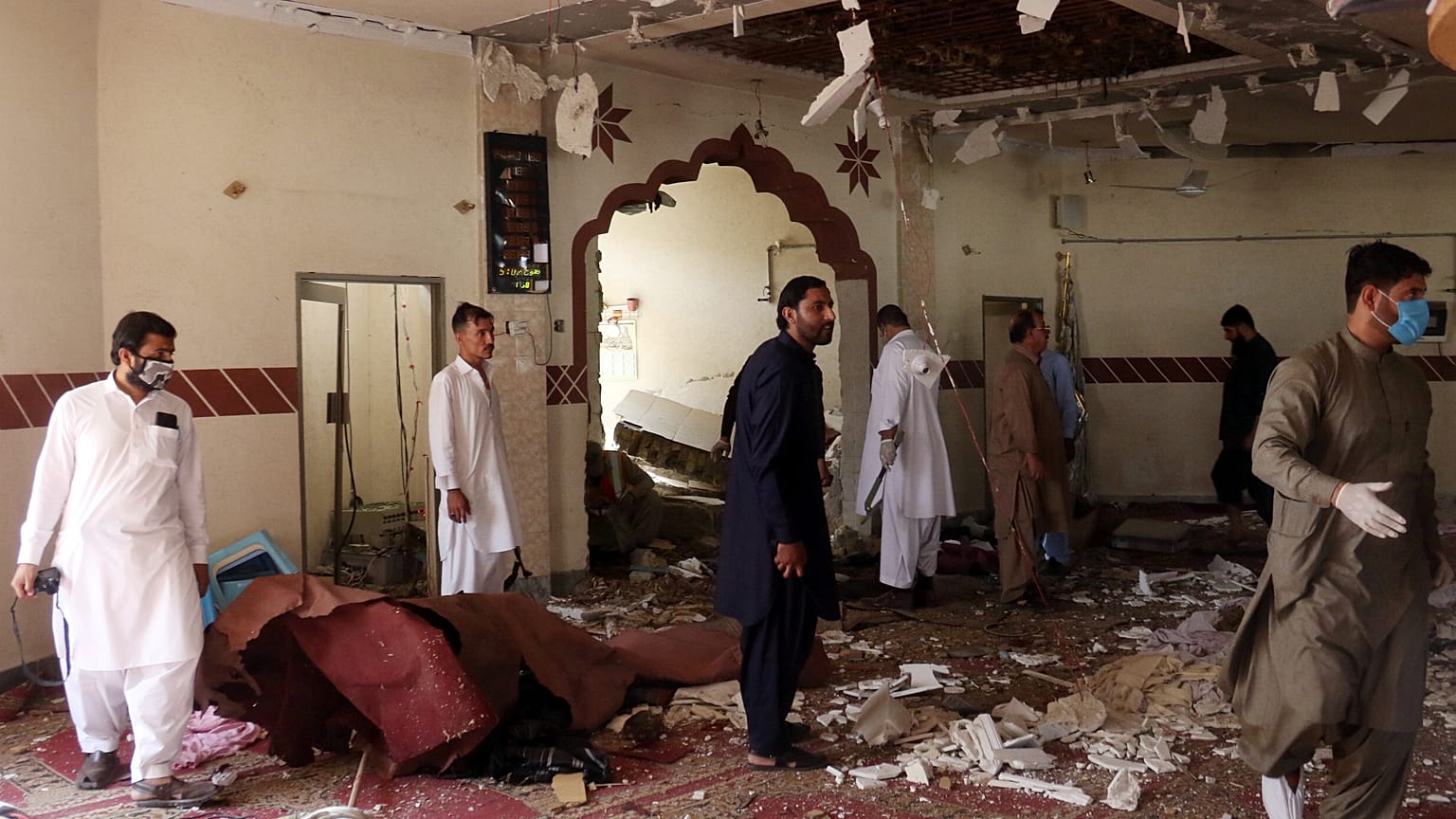 أفراد من فرقة الكشف عن المتفجرات في مسرح انفجار بمسجد في باكستان