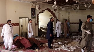 أفراد من فرقة الكشف عن المتفجرات في مسرح انفجار بمسجد في باكستان