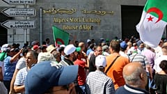 محتجون يتظاهرون ضد الحكومة خارج بورصة الجزائر بالجزائر العاصمة 
