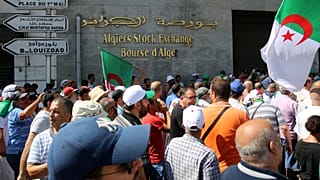 محتجون يتظاهرون ضد الحكومة خارج بورصة الجزائر بالجزائر العاصمة 
