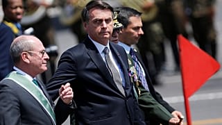 Volte-face de Bolsonaro, qui accepte finalement une aide de l'étranger