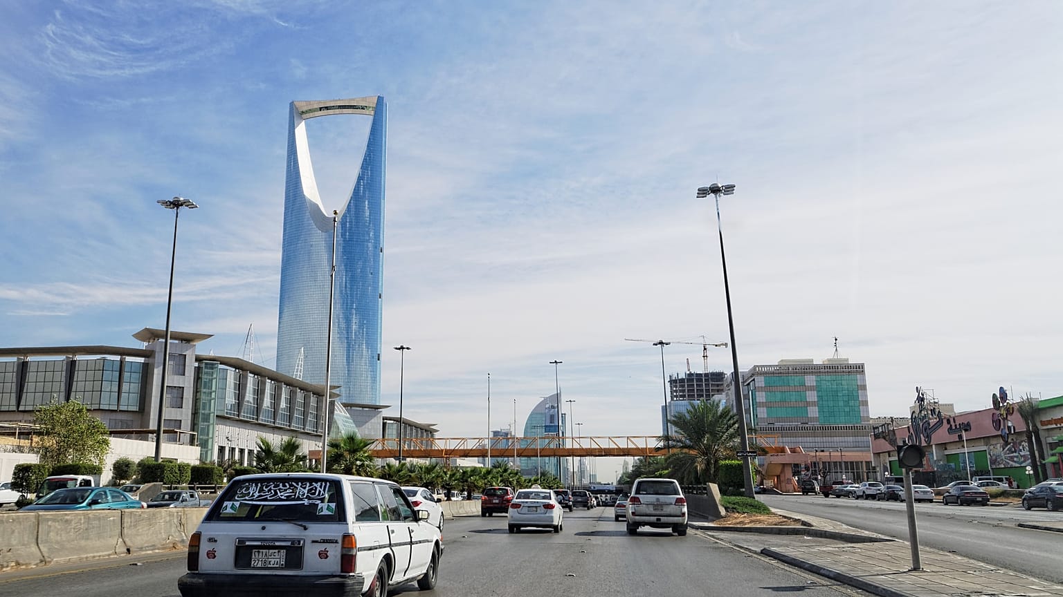بعدما كانت تُغلق أثناء أوقات الصلاة...المتاجر في السعودية تفتح أبوابها على مدار اليوم