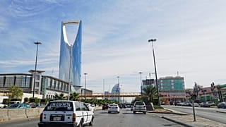 بعدما كانت تُغلق أثناء أوقات الصلاة...المتاجر في السعودية تفتح أبوابها على مدار اليوم