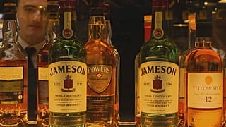 Il whiskey irlandese raddoppia le vendite nel mondo grazie ai cocktail dei millennial