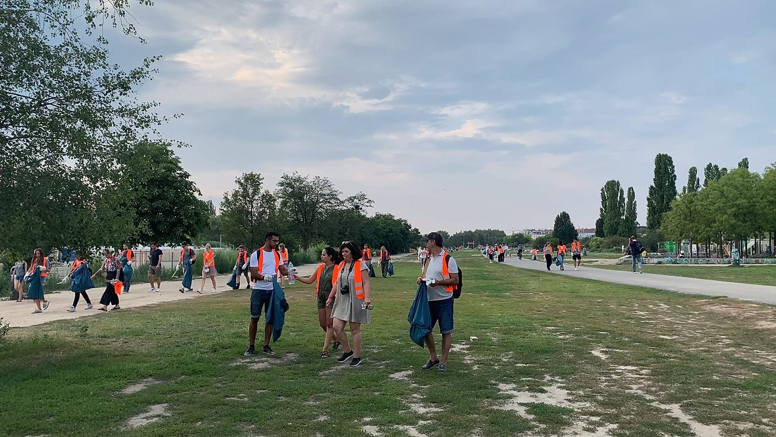 Turisták szedik a szemetet Berlin parkjaiban