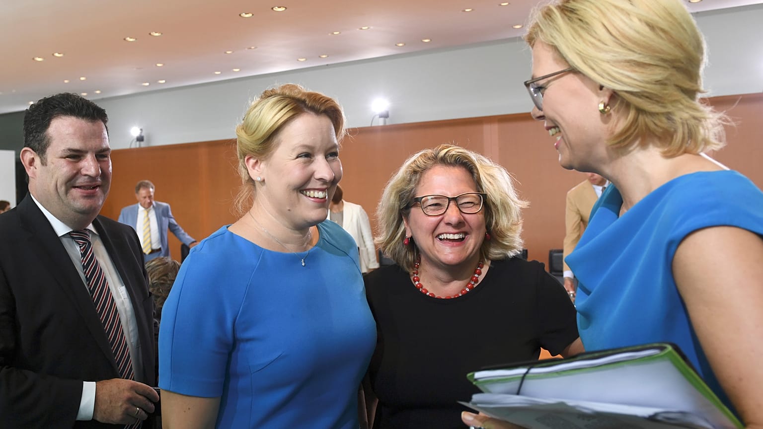 Julia Klöckner (r.) und Svenja Schulze (2.v.r.) vor der Kabinettssitzung in Berlin