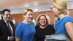 Julia Klöckner (r.) und Svenja Schulze (2.v.r.) vor der Kabinettssitzung in Berlin