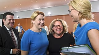 Julia Klöckner (r.) und Svenja Schulze (2.v.r.) vor der Kabinettssitzung in Berlin