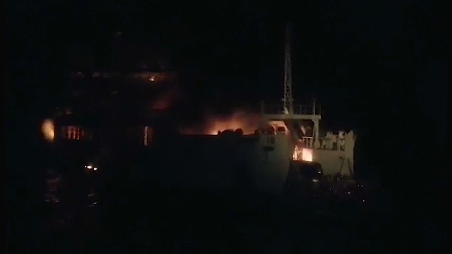Al menos tres muertos en el incendio de un ferri en Filipinas