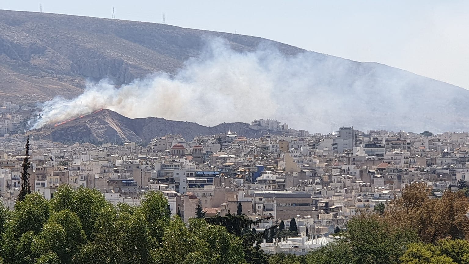 Η φωτιά στον Βύρωνα από το Σύνταγμα