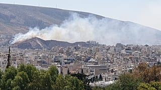 Η φωτιά στον Βύρωνα από το Σύνταγμα