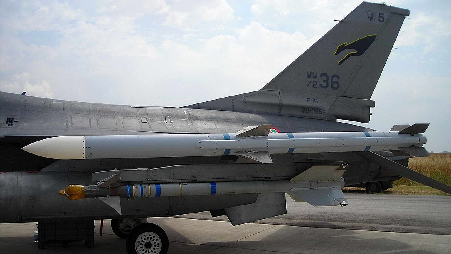 Az olasz légierő bemutatóján készült fénykép az AIM-120C-7, repülőre szerelt rakétáról