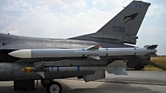 Az olasz légierő bemutatóján készült fénykép az AIM-120C-7, repülőre szerelt rakétáról