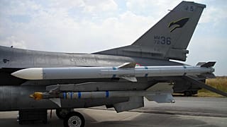Az olasz légierő bemutatóján készült fénykép az AIM-120C-7, repülőre szerelt rakétáról