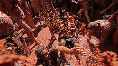 İspanya'daki geleneksel festivalde 145 ton domates havada uçuştu