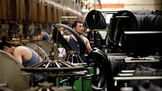 عامل في مصنع لإنتاج الإطارات في الصين 