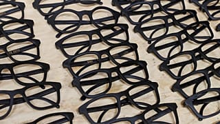 إطارات نظارات مصنوعة من رواسب القهوة داخل ورشة قرب كييف بأوكرانيا في صورة التقطت يوم 13 مايو أيار 2019. تصوير: غليب غارنيش - رويترز