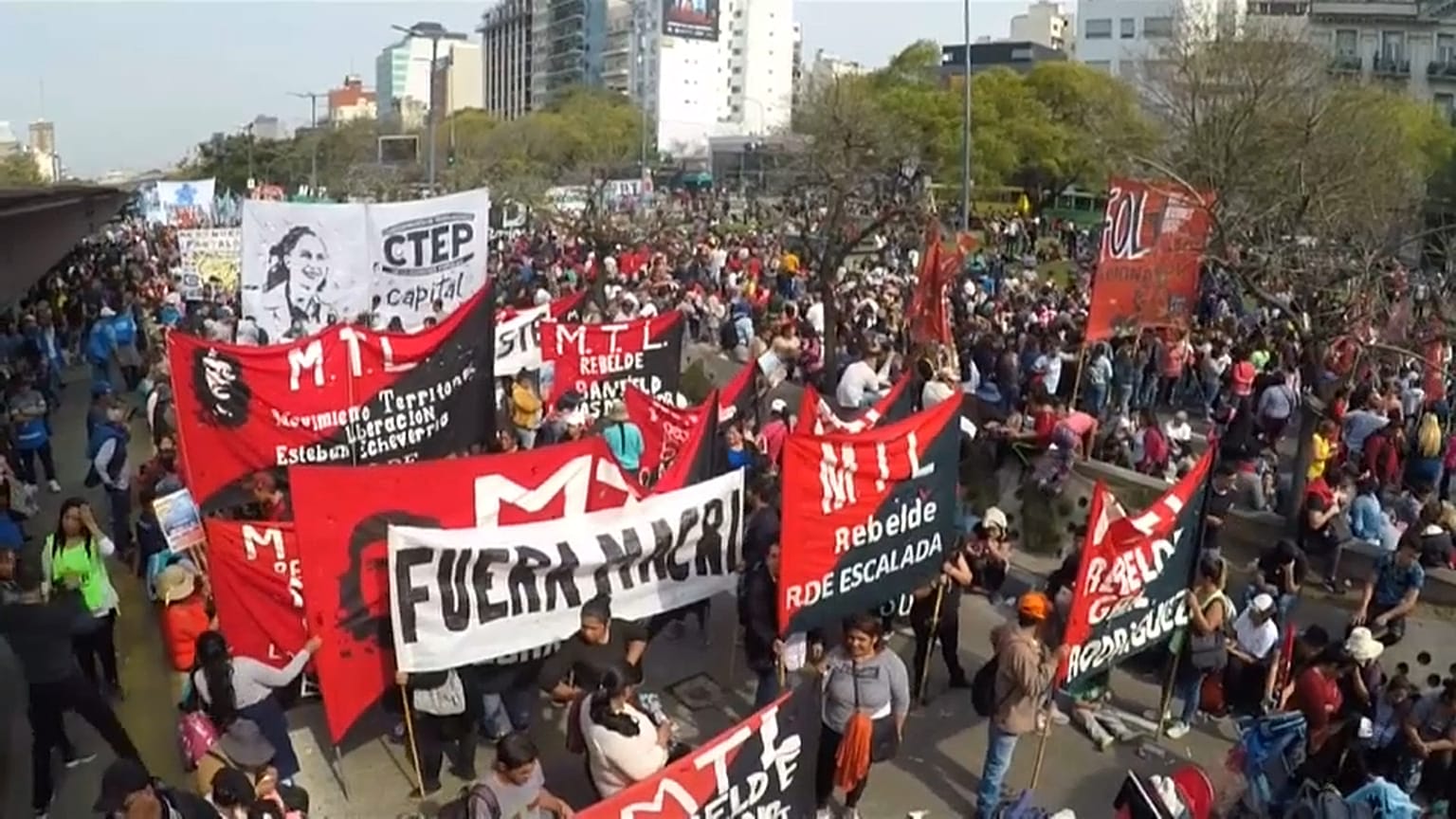 Argentina pide al FMI renegociar su deuda tras una nueva jornada negra