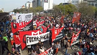 Argentina pide al FMI renegociar su deuda tras una nueva jornada negra