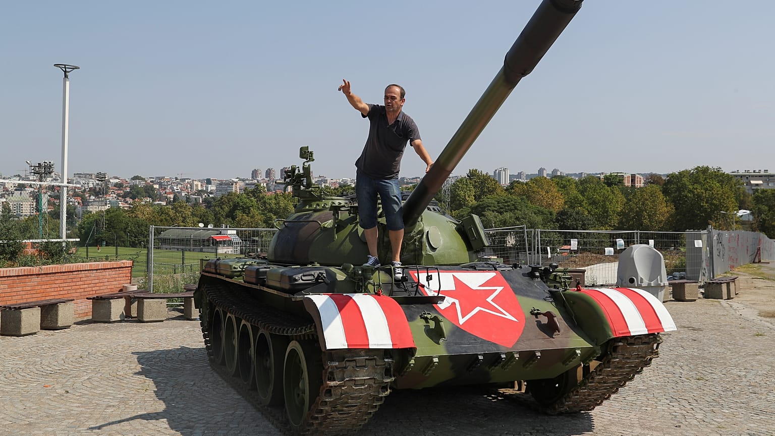 Sırplar Kızıl Yıldız'ın Şampiyonlar Ligi'nde gruplara kalmasını savaş tankıyla kutladı