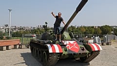Sırplar Kızıl Yıldız'ın Şampiyonlar Ligi'nde gruplara kalmasını savaş tankıyla kutladı