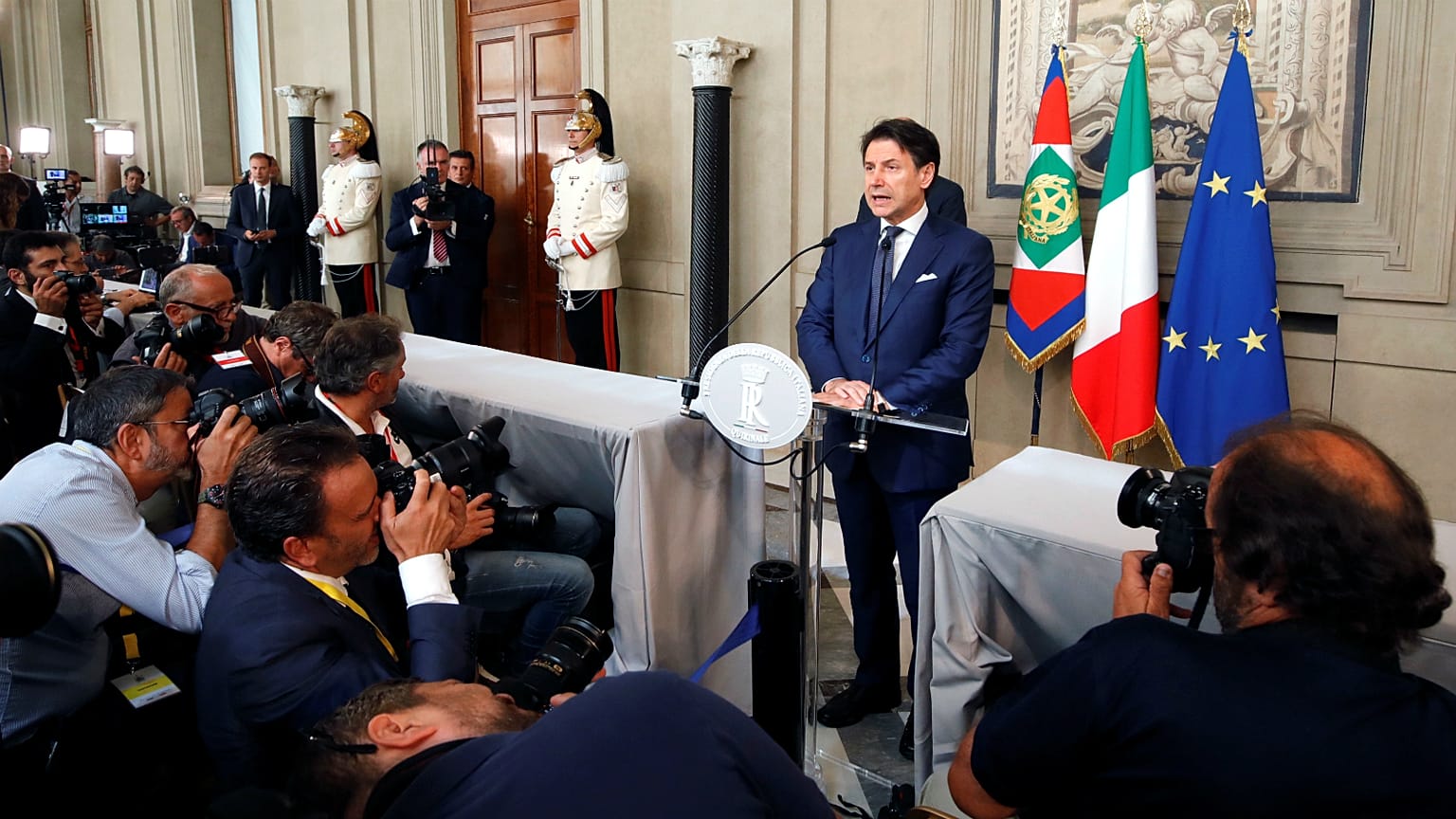 جوزيبي كونتي المكلّف بتشكيل الحكومة الإيطالية الجديدة يتحدث إلى الصحافيين في القصر الرئاسي بروما