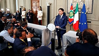 جوزيبي كونتي المكلّف بتشكيل الحكومة الإيطالية الجديدة يتحدث إلى الصحافيين في القصر الرئاسي بروما