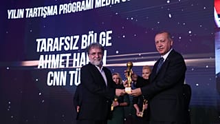  Cumhurbaşkanı Erdoğan, Radyo Televizyon Gazetecileri Derneğinin "2018 Yılı Medya Oskarları Ödül Töreni"ne katıldı. Erdoğan, Ahmet Hakan'a ödül verdi