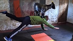 Pilates mit Zwergziege Mabel