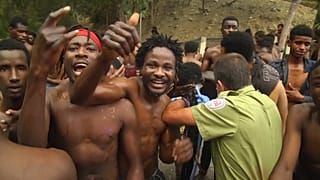 Migranti saltano la recinzione a Ceuta