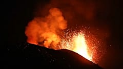 Stromboli fra lave e lievi terremoti fa scappare i turisti