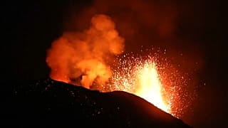 Stromboli fra lave e lievi terremoti fa scappare i turisti