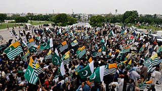 راهپیمایی پاکستانی‌ها با عمران خان در همبستگی با کشمیر تحت کنترل هند