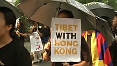Tibeter gehen für Hongkong auf die Straße