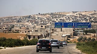 صورة لسيارات عند مدخل خان شيخون بإدلب