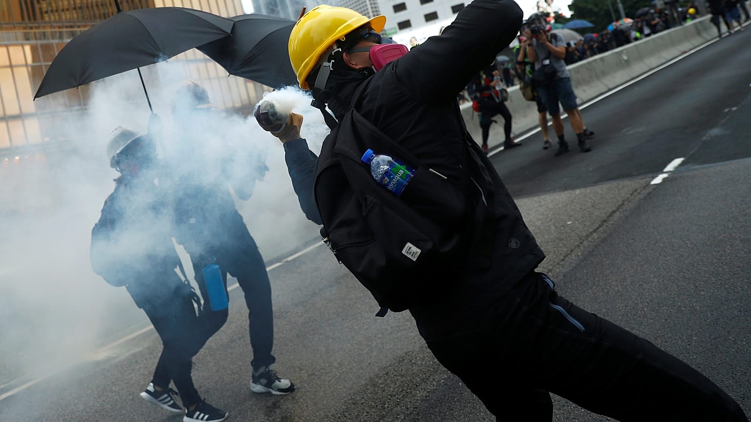 Hongkong: Sturm aufs Parlament und brennende Barrikaden