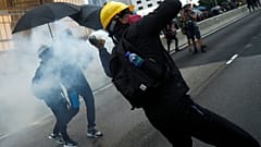Hongkong: Sturm aufs Parlament und brennende Barrikaden