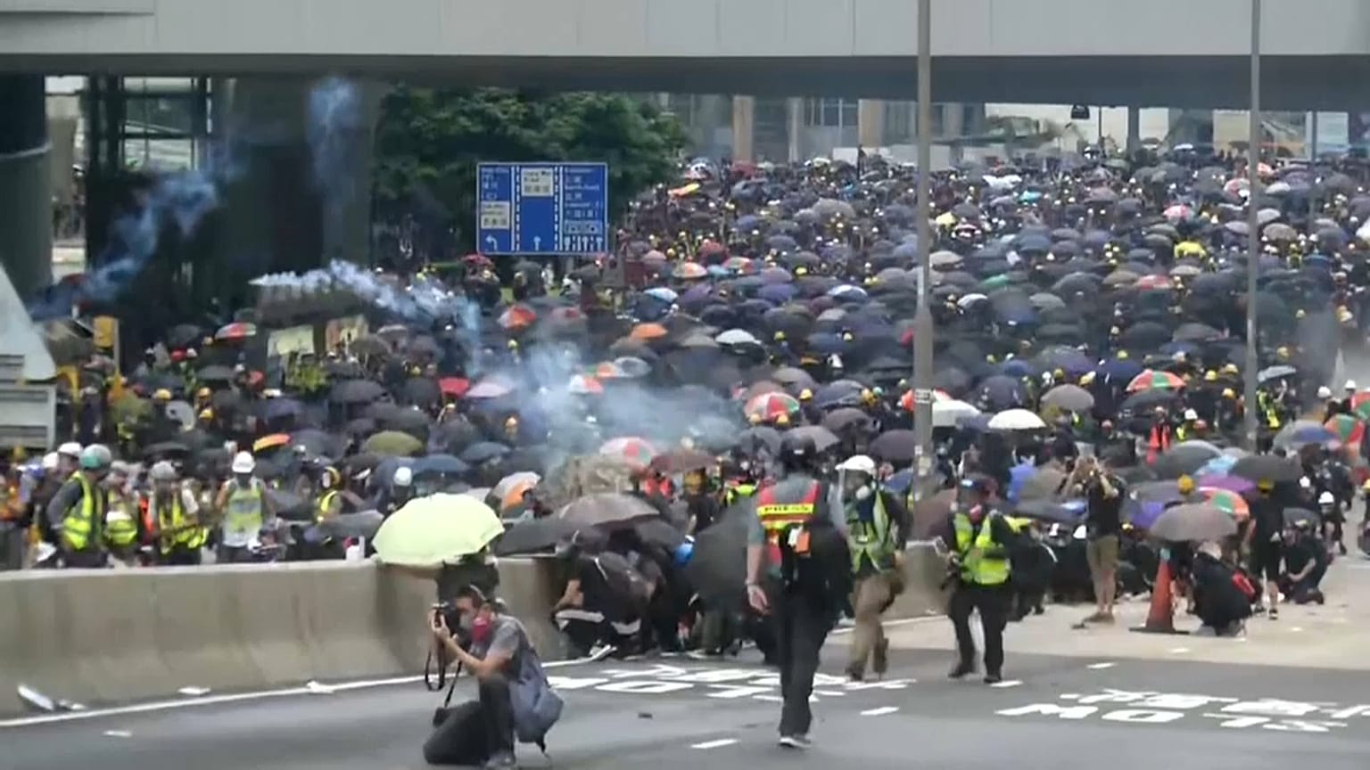Carga policial contra una manifestación prodemocracia en Hong Kong
