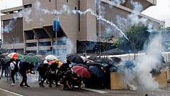 Hong Kong gösterilerinde 13. hafta: Polisten biber gazlı müdahale