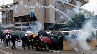 Hong Kong gösterilerinde 13. hafta: Polisten biber gazlı müdahale