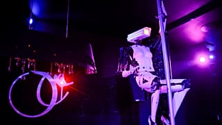 Robot en una barra de baile en Nantes, Francia
