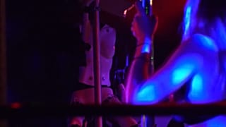'Robot striptizciler' direk dansıyla hünerlerini sergiledi 