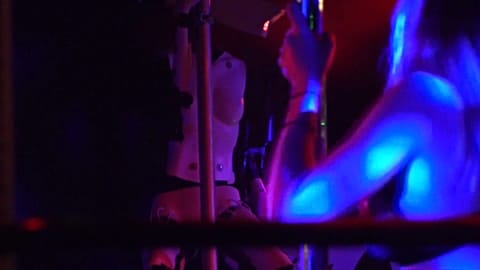 'Robot striptizciler' direk dansıyla hünerlerini sergiledi 