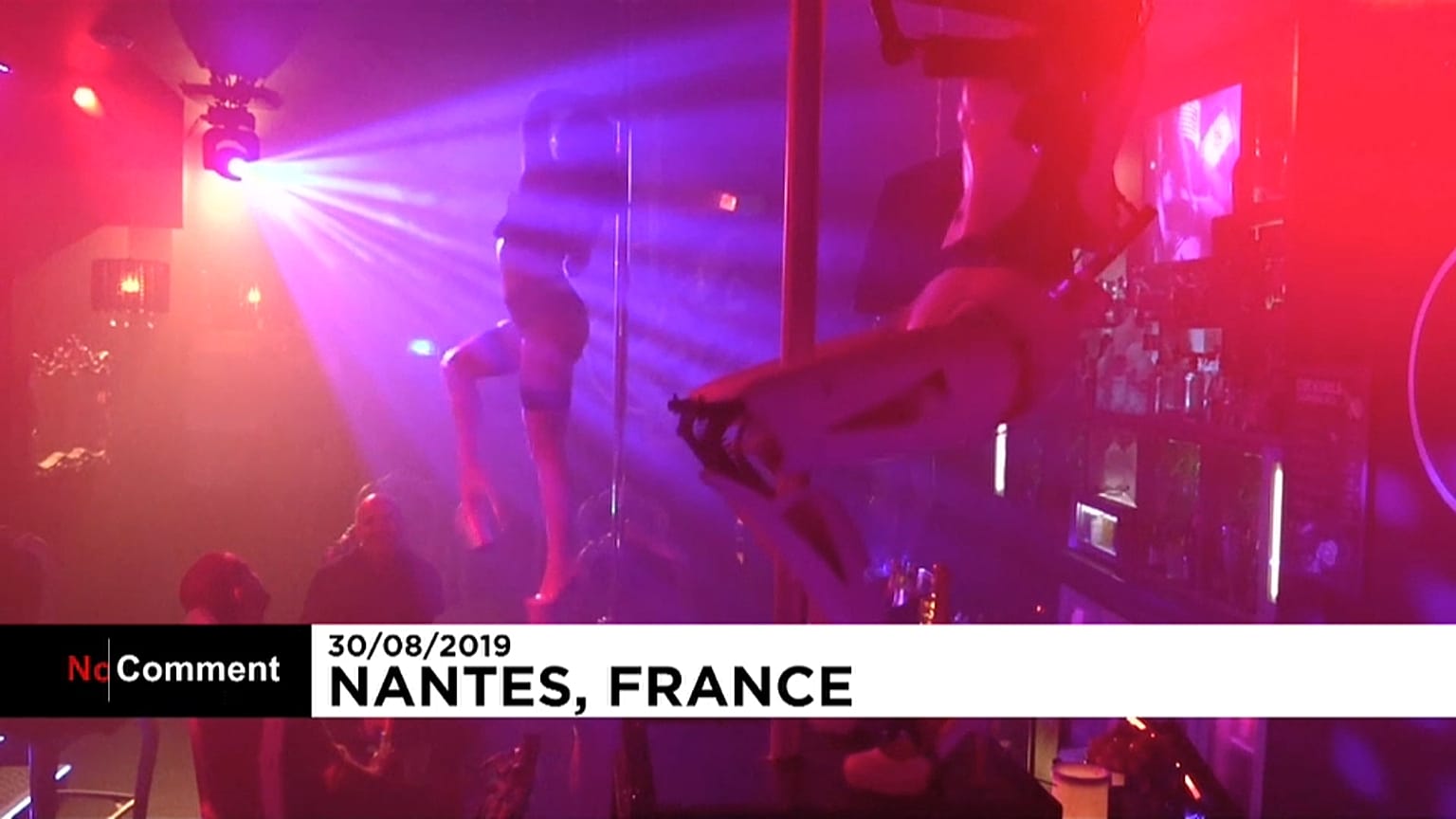 Sexy robot ballano in un night club di Nantes