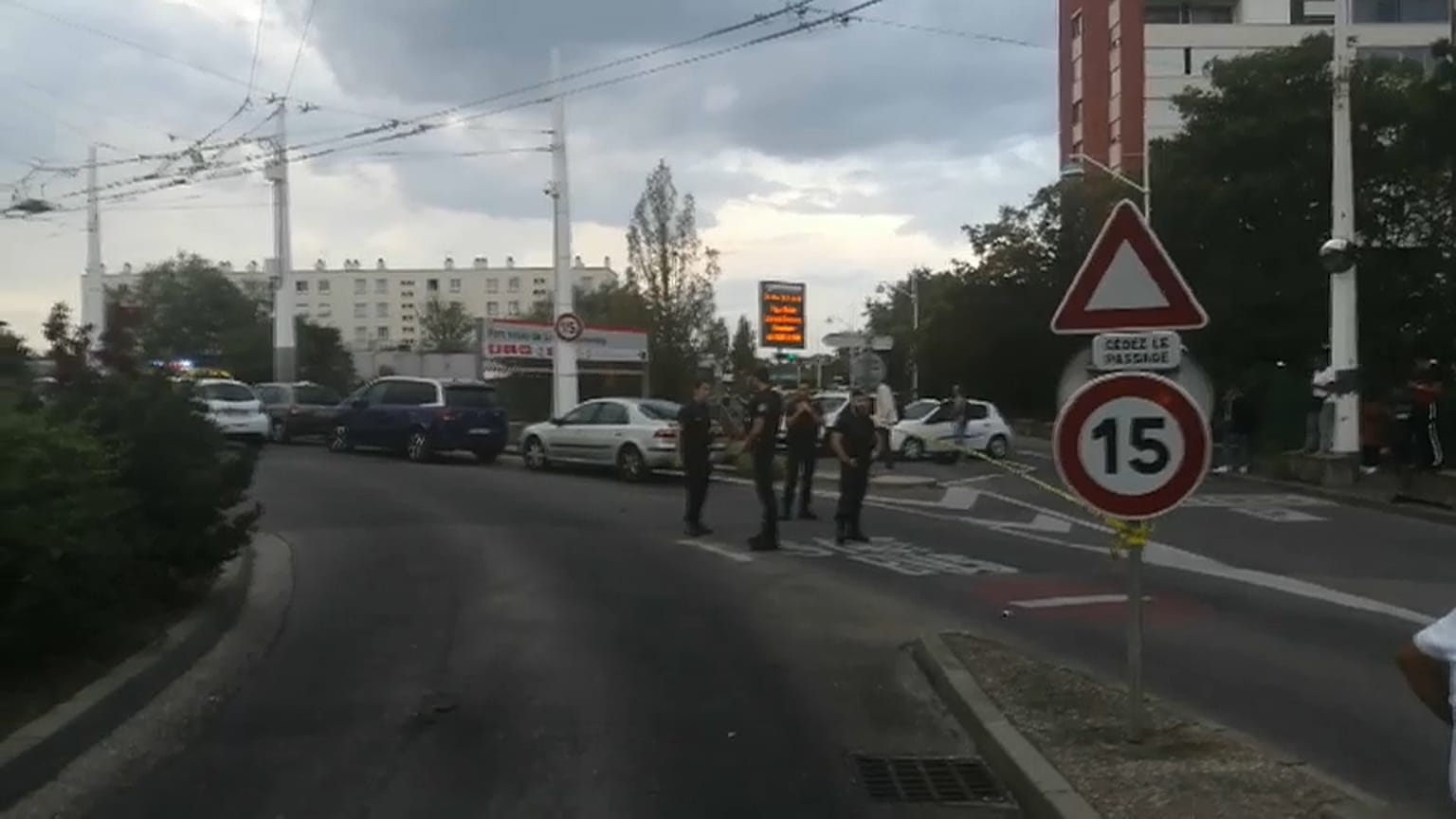 موقع حادثة عملية الطعن التي شهدتها إحدى ضواحي مجينة ليون الفرنسية وخلفت قتيلا و9 جرحى 