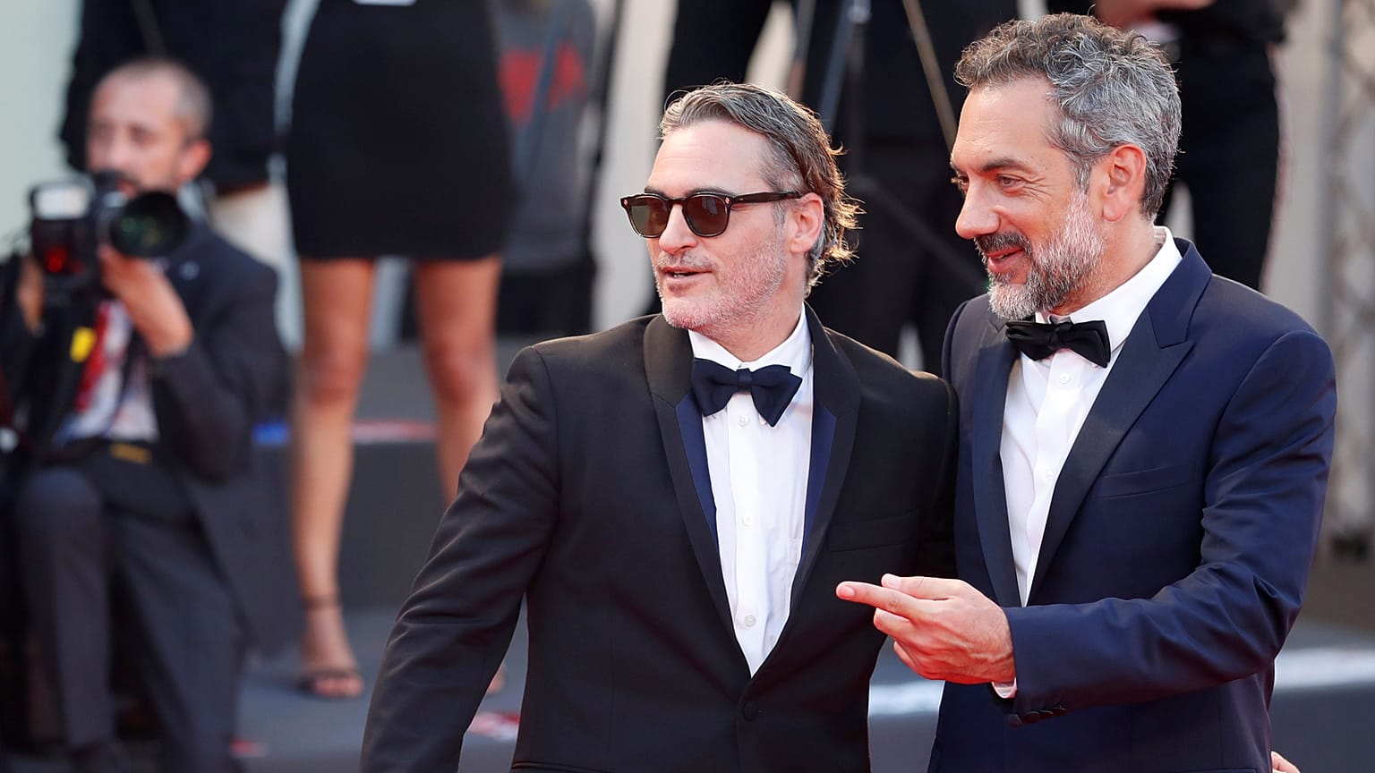 Joaquin Phoenix Todd Phillipsszel, a Dzsóker rendezőjével Velencében