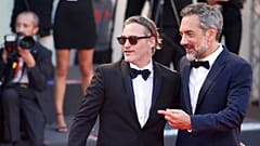 Joaquin Phoenix Todd Phillipsszel, a Dzsóker rendezőjével Velencében